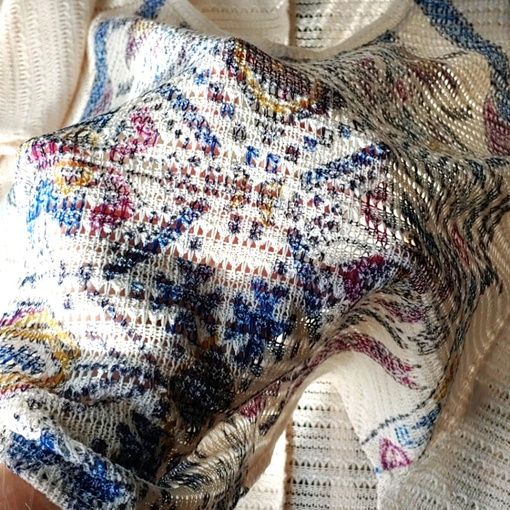 Eyeshadow Worship The Sun Batwing Crochet V-Neck - Picture 7 of 16